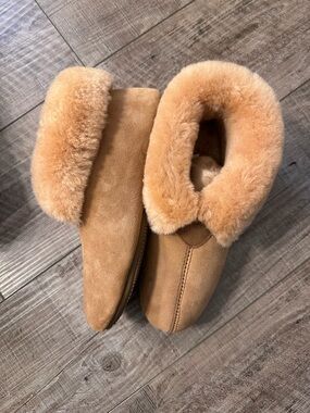Overland Cozy Shearling-Lined Tan Women's Slip-On Slippers